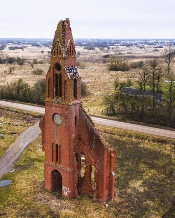 Заброшенная немецкая церковь в Калининградской области в России