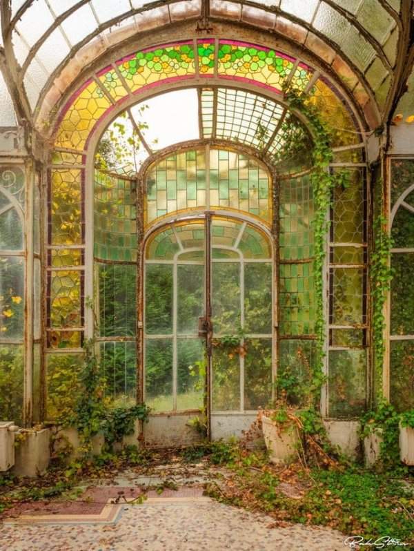 Заброшенный зимний сад заброшенного особняка, Франция