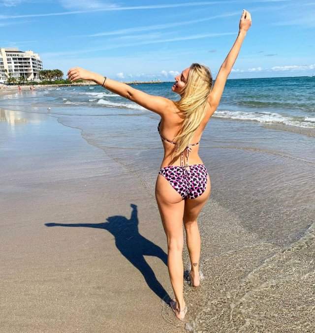 Кэсси Сербо - звезда сериала «Добиться или сломаться» в фиолетовом купальнике на пляже