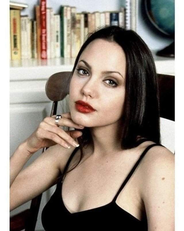 Анджелина Джоли, 1990 г.