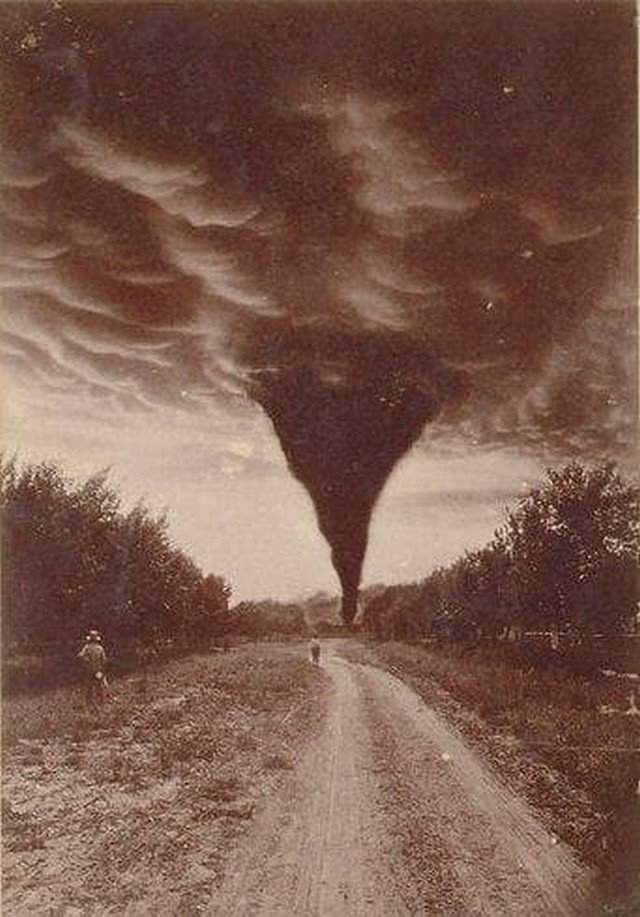Одна из первых фотографий торнадо, 1898 год.