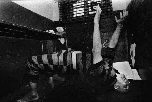 Андрей Чикатило перед расстрелом в камере занимается йогой, 1993г.