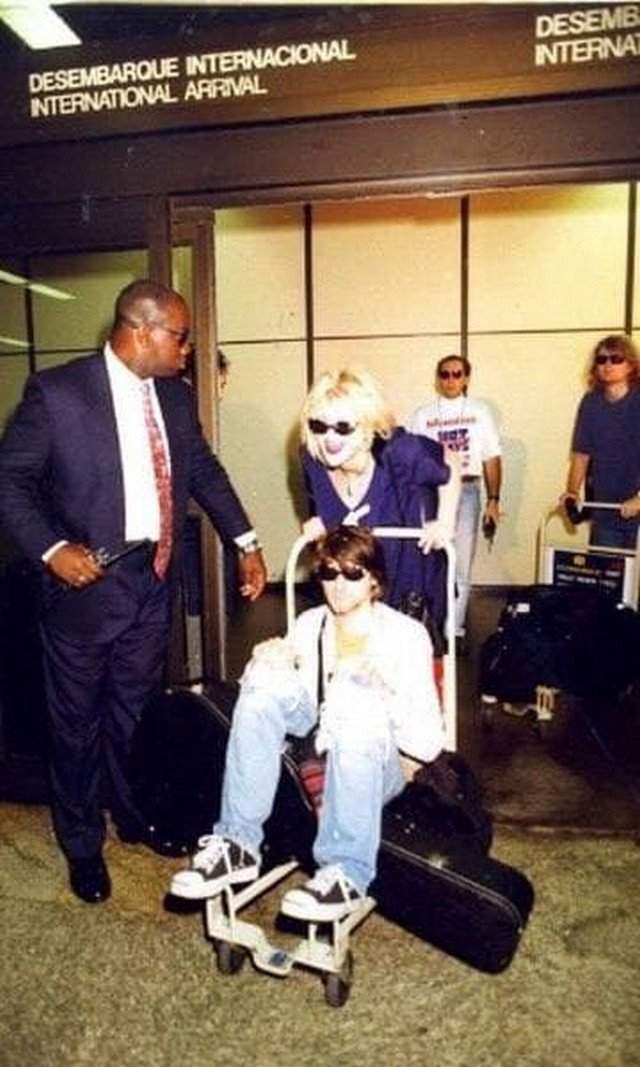 Курт Кобейн катается на багажной тележке по залу прибытия аэропорта Сан-Пауло. Бразилия, 15 января 1993 года.