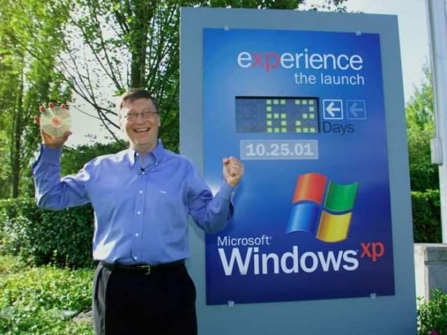 Билл Гейтс держит диск с Windows XP рядом со счетчиком показывающим количество дней до ее официального выхода, 24 августа 2001 года, Редмонд