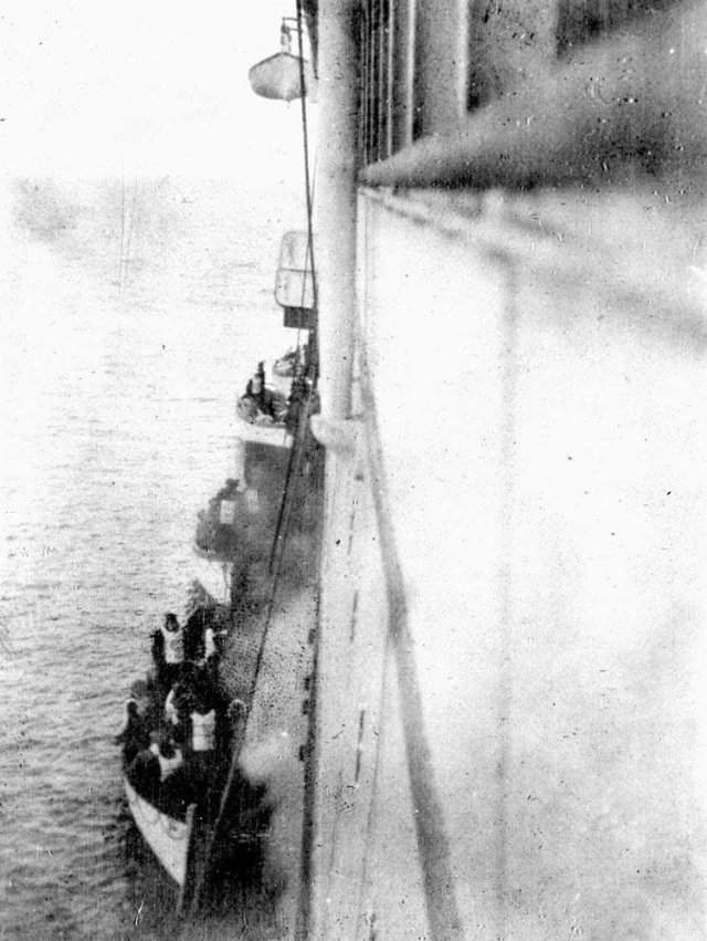 Выжившие с Титаника, которых подобрал пассажирский пароход Карпатия в 1912 году.