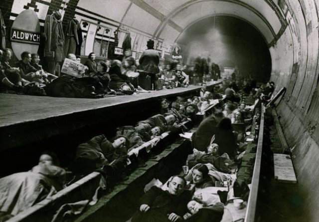 Сцена на станции метро Олдвич, используемой как бомбоубежище во время налетов немецкой авиации. Лондон, 1940 год.