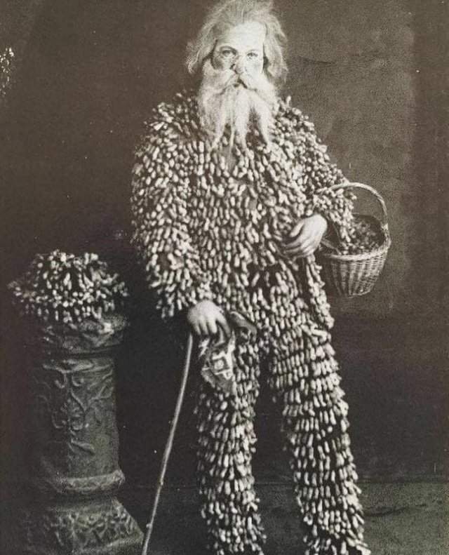 Продавец арахиса в костюме из арахиса, 1890 год.