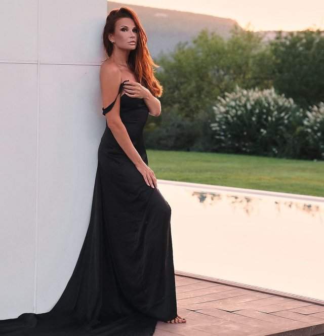 Эвелина Бледанс в черном платье