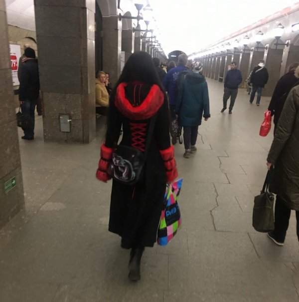 девушка в черно-красном пальто
