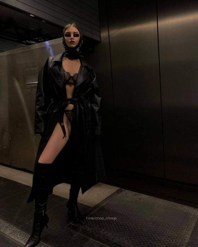 Алина Пилипец (Valerie Barbutsa) девушка, которая обнажилась на станции метро &quot;Котельники&quot; в Москве в черном плаще и корсете