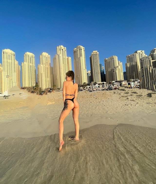 Яна Грабощук - киевлянка, оказавшаяся участницей «голой» фотосессии в Дубае в черном купальнике на пляже