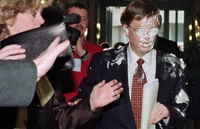 Билл Гейтс после броска в него тортом, 1998 год.