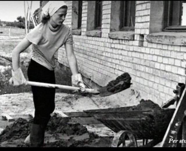 Будущий президент Литвы, 15-летняя Даля Грибаускайте работает на стройке. СССР, 1971 г.