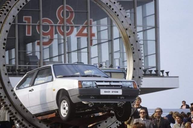 В 1984 году на выставке &quot;Автопром-84&quot; на ВДНХ представили ВАЗ-2108.