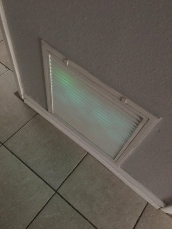 Почему решётка вентиляции светится зеленым?