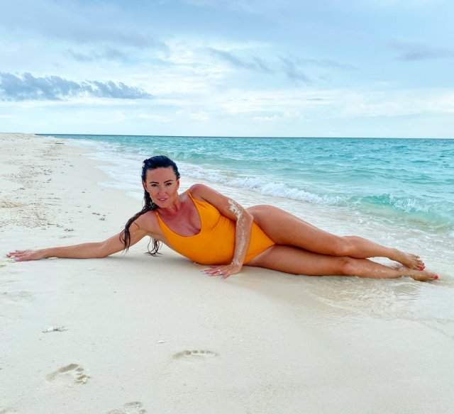 Жена экс-вратаря &quot;Зенита&quot; Вячеслава Малафеева - Екатерина Малафеева в желтом купальнике на пляже