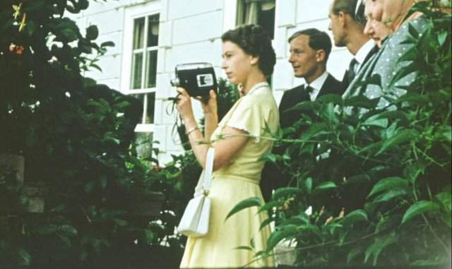 неопубликованные кадры королевской семьи из документального фильма «Невиданная королева»