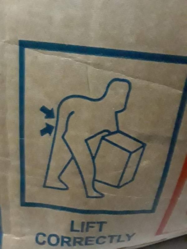 Инструкция показывает, как правильно поднимать коробку