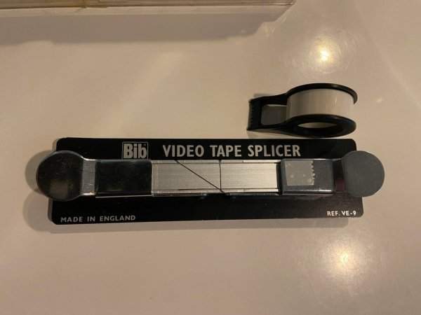 Прибор для склеивания порванных кассет VHS