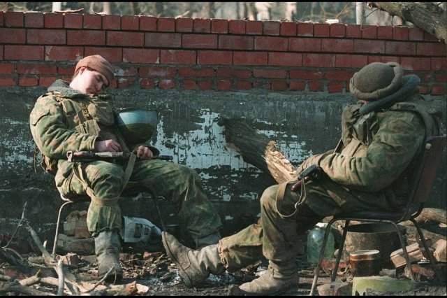 Российские солдаты отдыхают в Грозном, 9 февраля 1995 г.