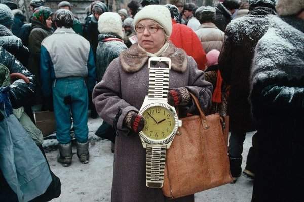 Женщина торгует на улице настенными часами в виде наручных, Россия, начало 1990-х.