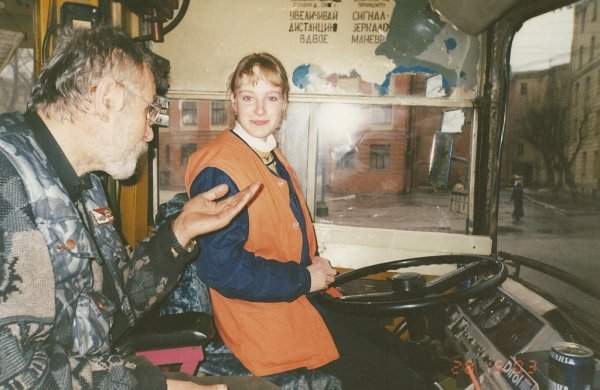 Девушка сдает на категорию Tb (троллейбус). Россия, 1999 год.