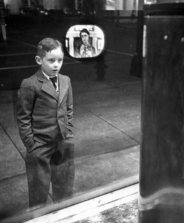 Реакция мальчика, впервые увидевшего работающий телевизор, 1948 год