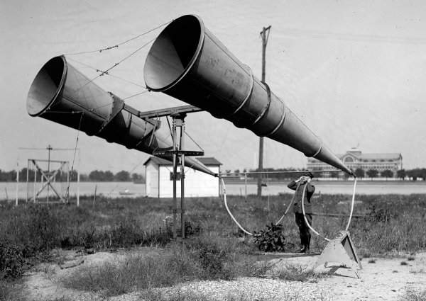Подслушивающее устройство с двумя трубами, использовавшееся в 1921 году в США
