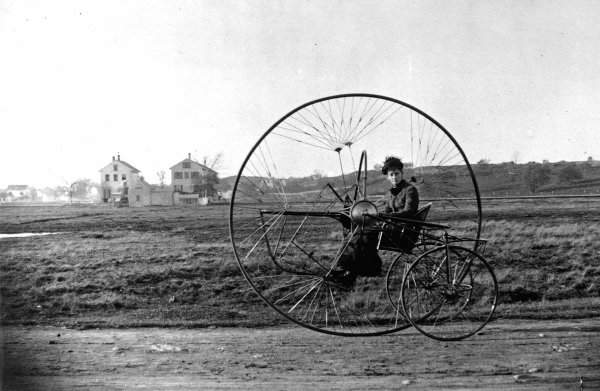 Необычный трёхколёсный велосипед, 1882 год
