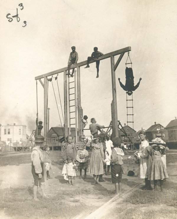 Крайне небезопасная на вид детская площадка, Чикаго, 1903 год