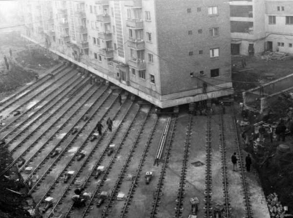 Жилой дом перевозят в другое место, Румыния, 1987 год