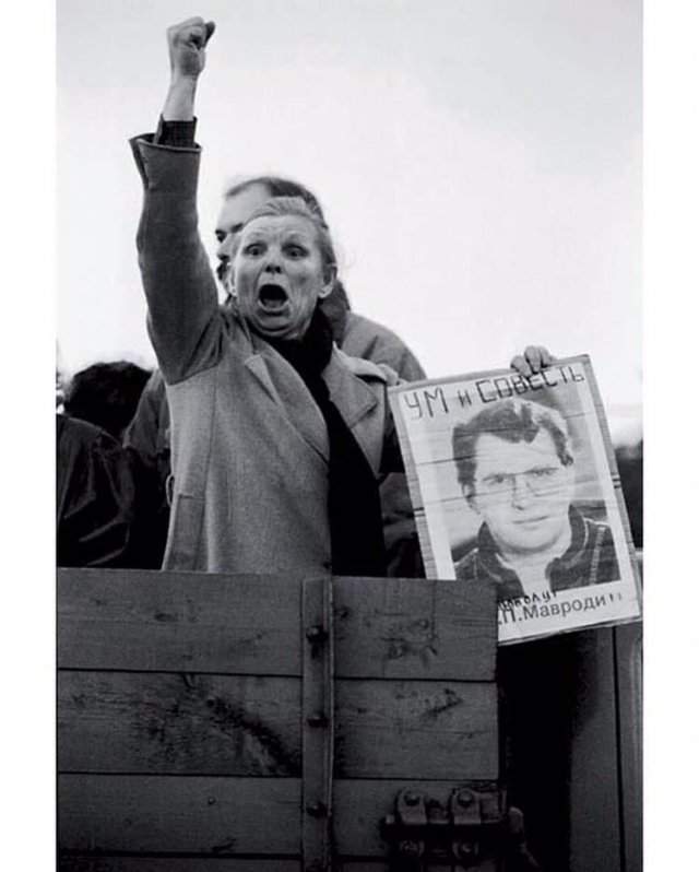 Женщина на митинге в поддержку арестованного Сергея Мавроди, 1994 год.