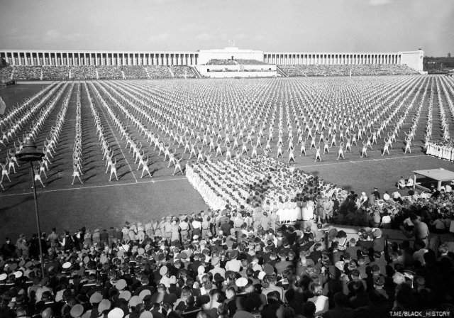Массовые занятия гимнастикой во время “Дня единства“. Нюрнберг, 8 сентября 1938 года.