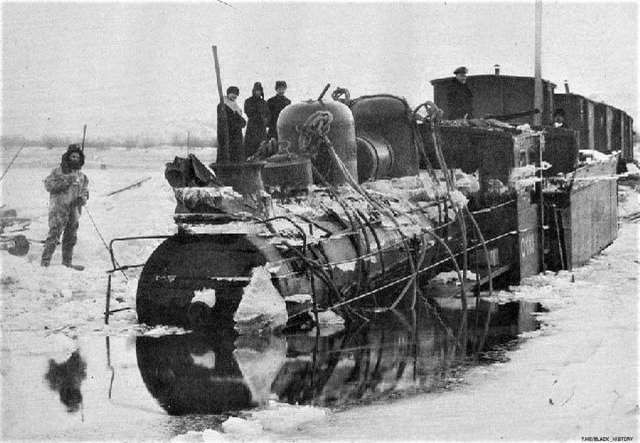 Ледовая переправа через Амур. Во время переправы лед не выдержал и паровоз ушел под воду, Хабаровск, 1905 год.