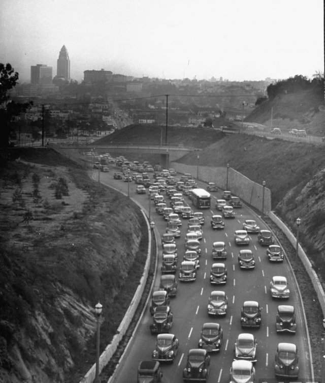 Автомобильный трафик Лос-Анджелеса, Калифорния, март 1949 года.