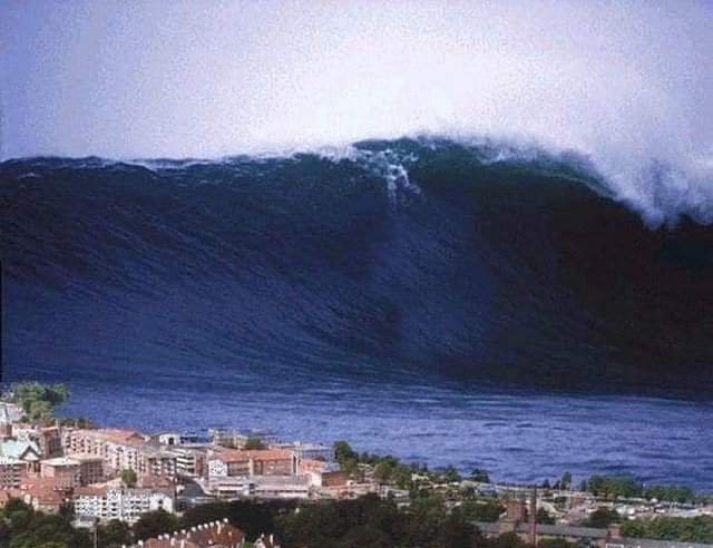 На фото самая большая волна, зафиксированная людьми, наблюдалась около Японского острова Ишигаки в 1971 году. Волна имела высоту 85 метров.