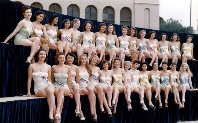 Первый конкурс Мисс Вселенная. Победу одержала восемнадцатилетняя Арми Куусела из Финляндии, Калифорния 1952 год.