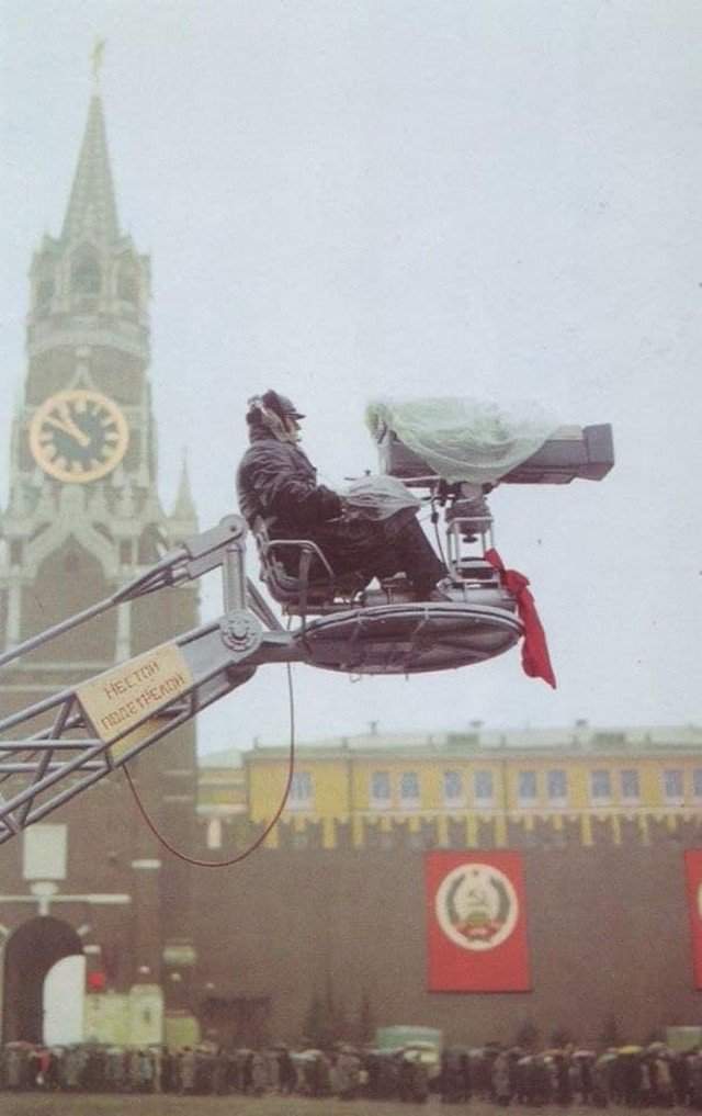 Телеоператор на Красной площади, 7 ноября 1977 года, Москва. Рабочий момент проведения парада.