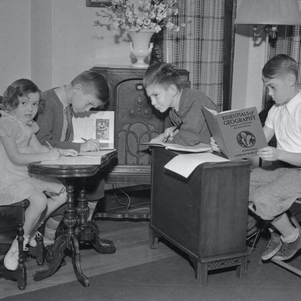 Дети на дистанционном обучении во время эпидемии полиомиелита в США, 1937 год