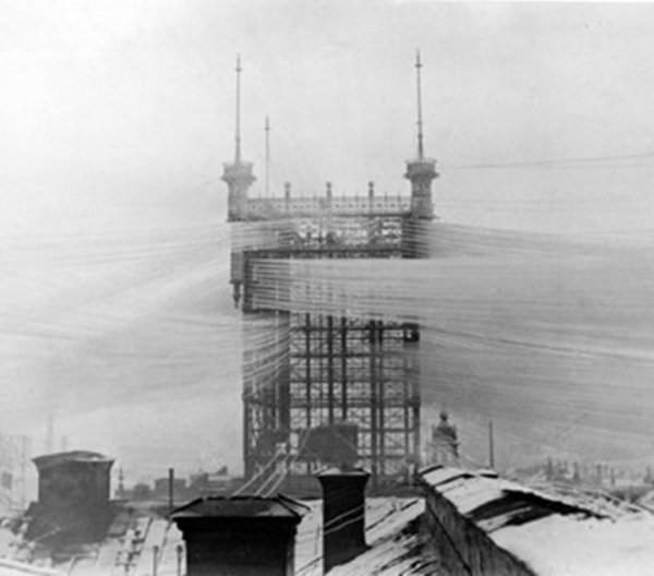 Телефонная башня в Стокгольме, к которой присоединено около 5500 телефонных проводов