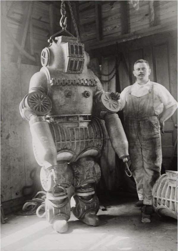 Ныряльщик и его водолазный костюм, который весил около 200 килограммов