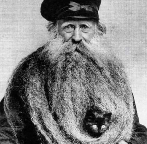 Луи Кулон — мужчина с впечатляющей бородой, в которую легко помещалась кошка