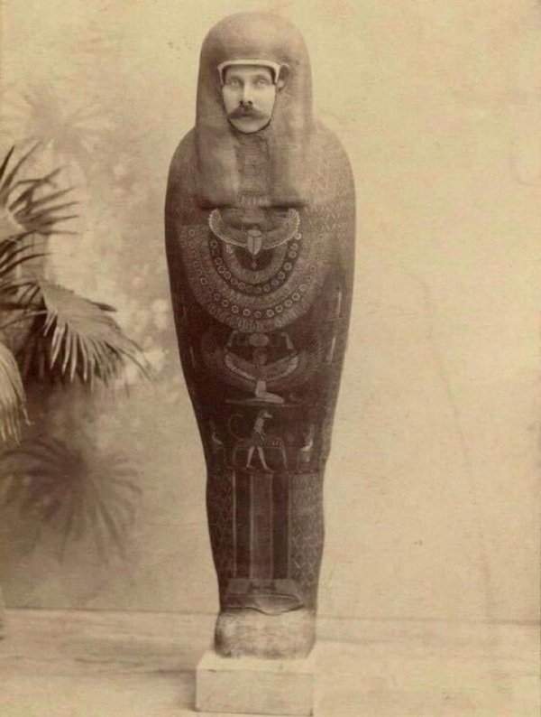 Эрцгерцог Франц Фердинанд притворяется мумией во время поездки в Каир в 1896 году