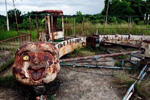 Заброшенный поезд-клоун в Танзании