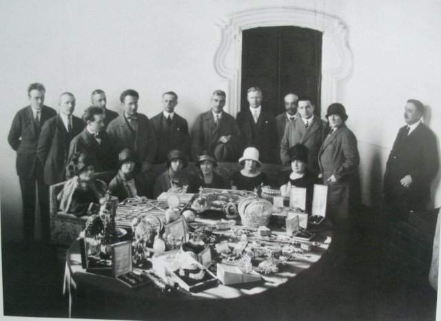Драгоценности Романовых, в том числе яйца Фаберже, выставлены на обозрение для иностранных послов и прессы перед аукционом в 1925 году.