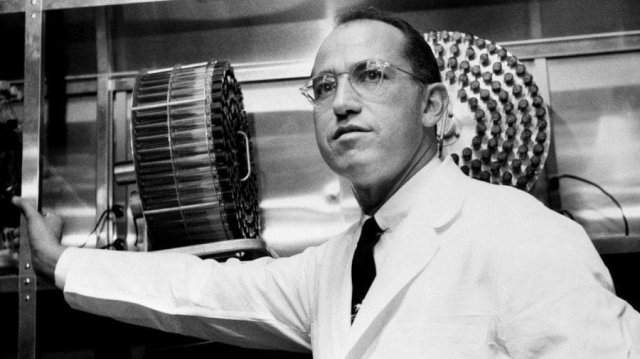 Джонас Солк отказался патентовать свою вакцину от полиомиелита в 1955 году. Так он потерял $7 млрд, но сделал лекарство доступным для детей по всему миру. Благодаря ему заболеваемость этим диагнозом снизилась на 96%.