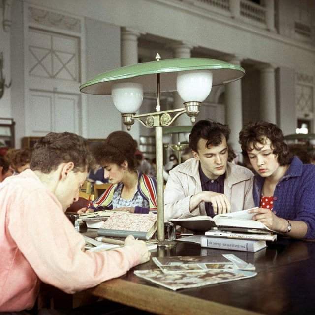 В читальном зале Государственной библиотеки СССР имени В.И. Ленина в Москве, 1962 год.