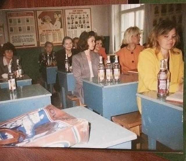 Выдача зарплаты водкой учителям перед педсоветом, 1997 год, Россия.