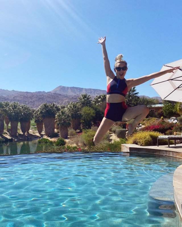 Кейт Хадсон прыгает в бассейн