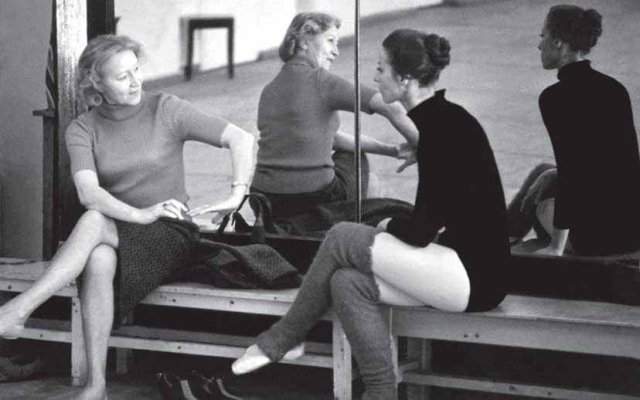Великие балерины Галина Уланова и Майя Плисецкая в балетном классе Большого театра, 1970 г.
